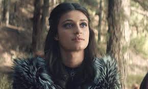 La hechicera Yennefer, actriz Anya Chalotra (foto wipy.tv)