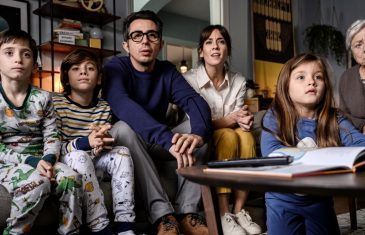 La familia ficticia de Berto ante el televisor