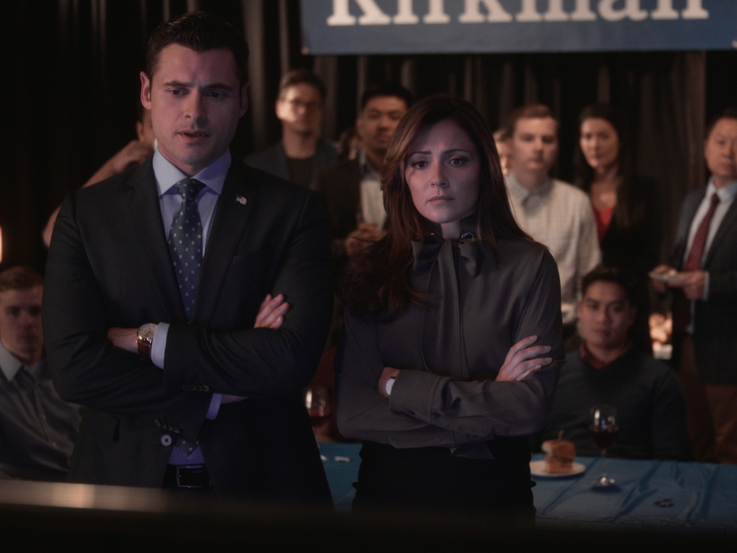 Adam Canto interpreta al Consejero e Italia Ricci a la Secretaria en Sucesor designado (Netflix)
