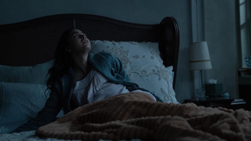 Melissa Barrera es Julie en Reposo absoluto. STX FILMS