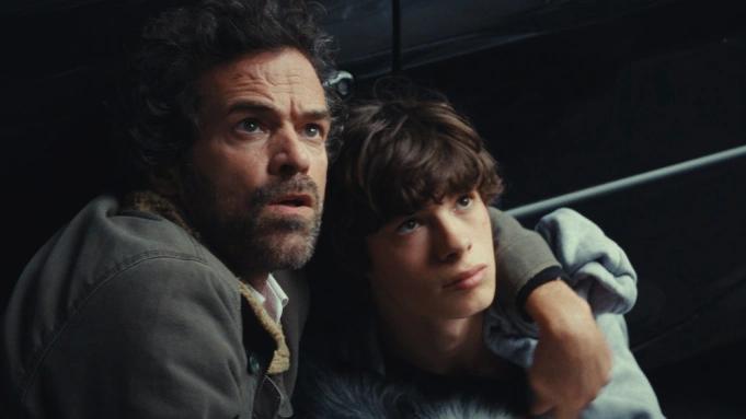 Romain Duris y Paul Kircher padre e hijo en El reino animal. YouPlanet