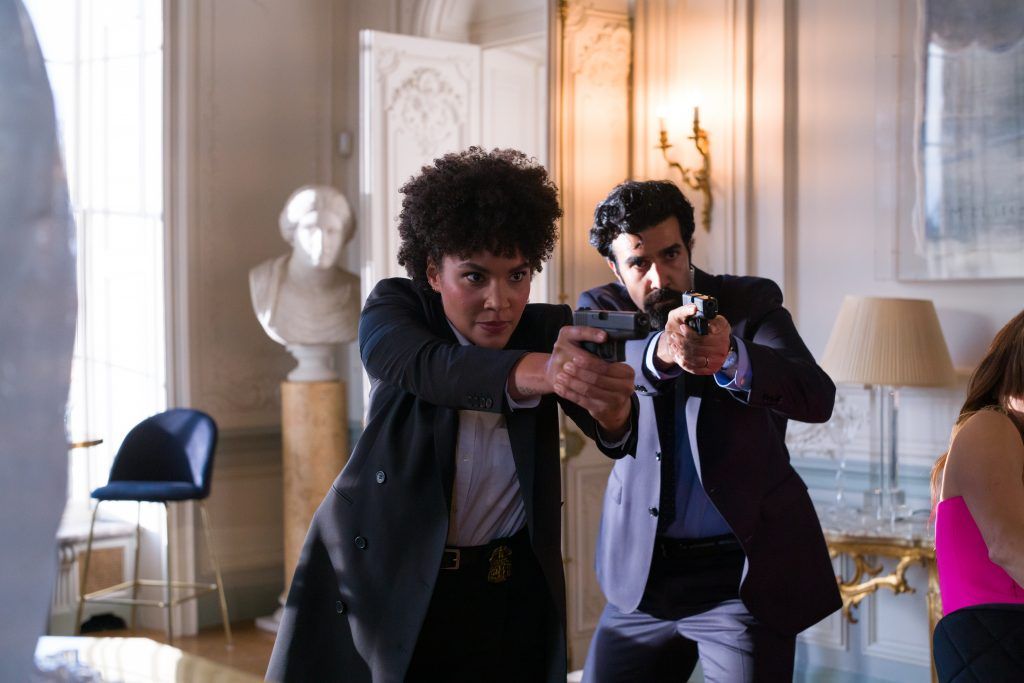 Emmy Raver-Lampman como la Agente Verona Parker y Bobby Naderi como el Agente Matt Wiley en Bekeeper (el protector)