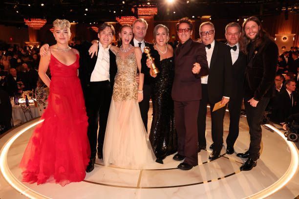 (L to R) Florence Pugh, Cillian Murphy, Emily Blunt, Christopher Nolan, Emma Thomas, Robert Downey Jr., Charles Roven, Matt Damon y Ludwig Göransson celebrando el triunfo de Oppenheimer en los globos de oro 2024