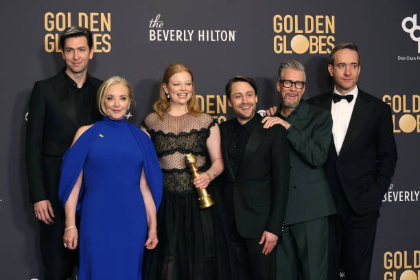(L-R) Nicholas Braun, J. Smith-Cameron, Sarah Snook, Kieran Culkin, Alan Ruck, and Matthew Macfadyen, ganadore de la serie dramatica "Succession," en los globos de oro 2024