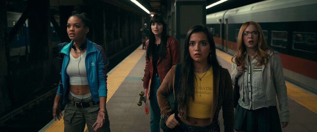 de I a D Celeste O´Connor, Dakota Johnson, Isabela Merced y Sydney Sweeney en Madame Web.