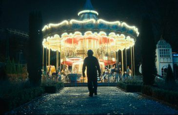 Imagen de la película Horrorland. el asesino camina hacia una atracción, con un arma en la mano