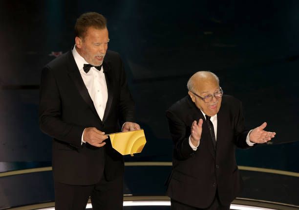  (L-R) Arnold Schwarzenegger y Danny DeVito en la gala de los Oscar 2024 