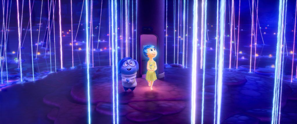 Tristeza (Phyllis Smith) y Alegria (Amy Poehler) Admirando el entramado de hebras que conforma la personalidad de Riley en Del revés 2. 