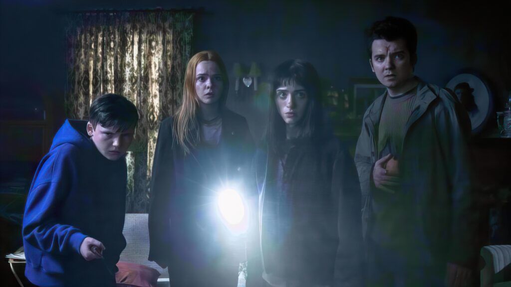 Laurel Marsden, Asa Butterfield, Natalia Dyer, and Benjamin Evan Ainsworth in Juega o muere.