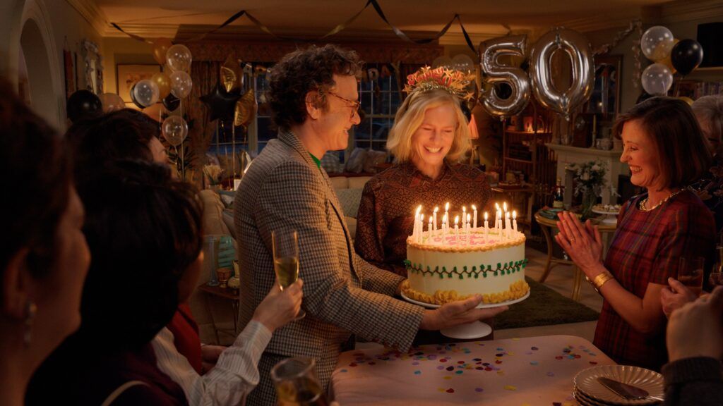 elebrando el 50 cumpleaños de Margaret en una escena de Here (aquí).