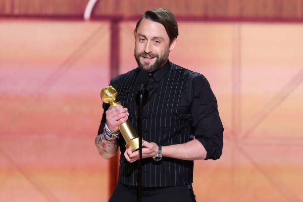Kieran Culkin recibiendo el premio a mejor actor de reparto por 'A real Pain' en la 82 Gala de los Clobos de Oro.