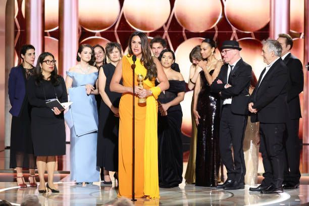 Karla Sofía Gascón y el equipo de 'Emilia Perez' recibiendo el premio a mejor película comedia musical en la 82 gala de los Globos de Oro 2025. 