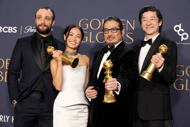 (L-R) Cosmo Jarvis, Anna Sawai, Hiroyuki Sanada, y Tadanobu Asano, ganadores actorales de la serie 'Shogun' en la 82 gala de los Globos de Oro 2025.