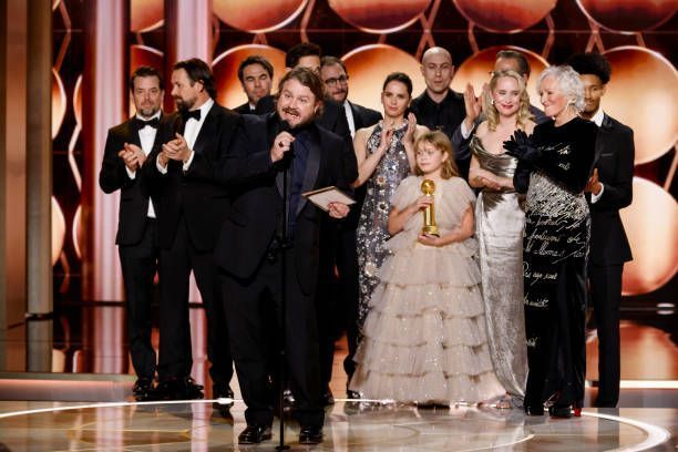 Brady Corbet y el equipo de 'The Brutalist' en la 82 Gala de los Globos de Oro 2025.