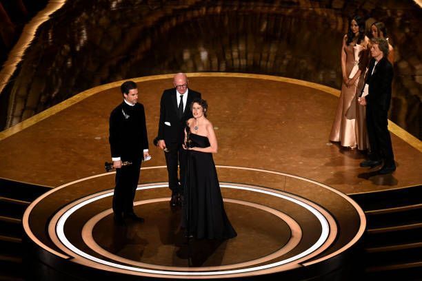 Mick Jagger entregó el premio a mejor cancion por El mal de Emilia Perez a (L/R) Clement Ducol, Jacques Audiard y Camille en la gala de los Oscar 2025