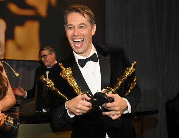 Sean Baker recibió Oscar a mejor director, mejor guion original, mejor montaje y mejor película para Anora en la gala de los oscar 2025