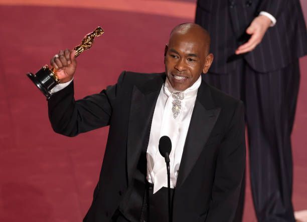 Paul Tazewell ganador del Oscar a mejor diseño de vestuario por Wicked. 