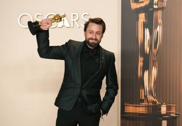 Kieran Culkin ganador del Oscar a mejor actor de reparto por "A Real Pain,” en la gala de los Oscar 2025. 