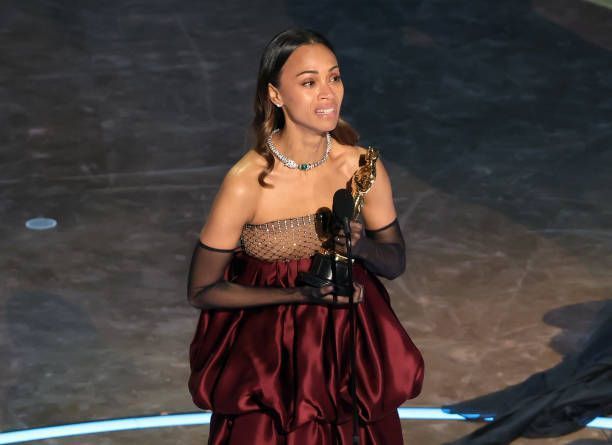 Zoe Saldaña ganadora a mejor actriz de reparto por Emilia Pérez en una gala de los Oscar 2025 muy apegada a los Globos de Oro 2025. 