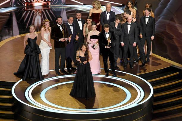 Anora se proclama gran ganadora de la Gala de los Oscar 2025 al recibir el premio a mejor película.