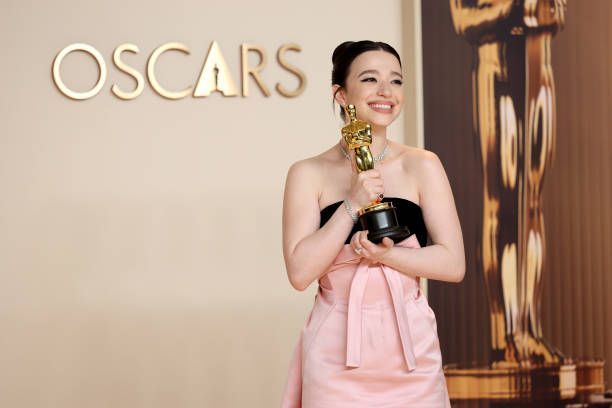 Mikey Madison, arrebató a Demi Moore el premio a mejor actriz principal por  Anora, en la gala de los Oscar 2025