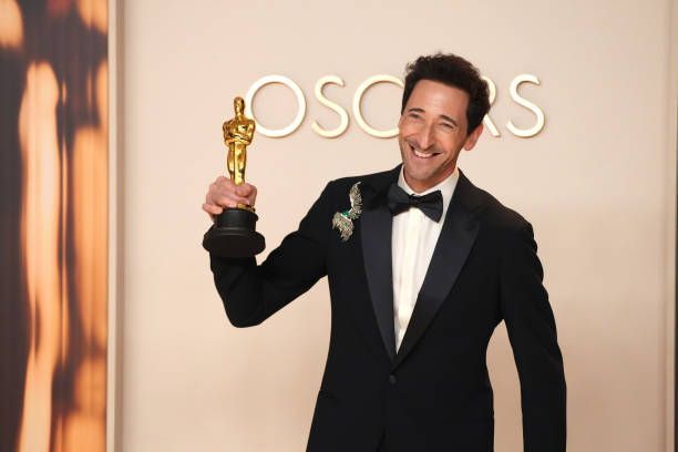 Adrien Brody dio un eterno discurso de 9 minutos al ser nombrado mejor actor principal por The Brutalist en la gala de los Oscar 2025.