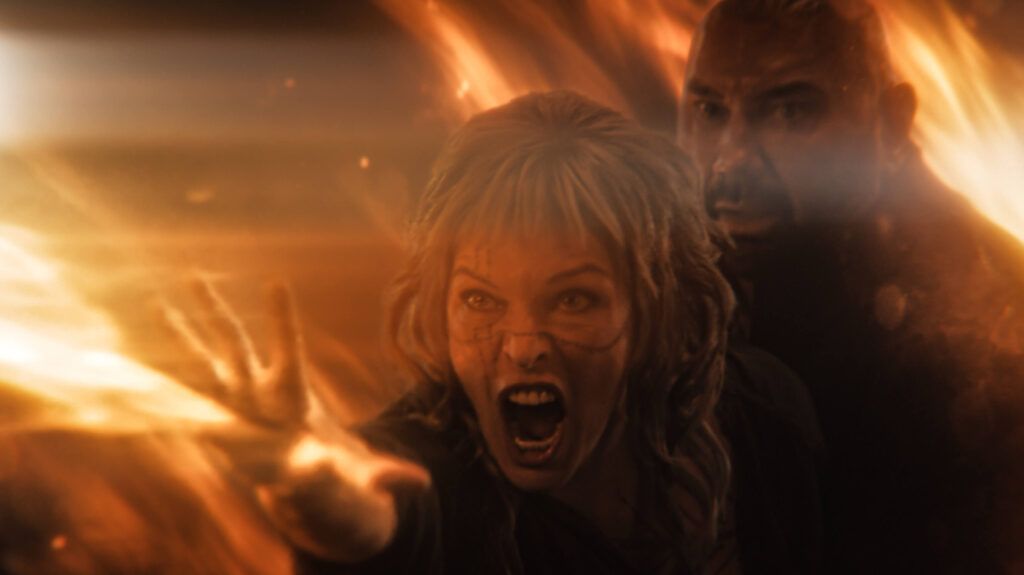 Milla Jovovich y Dave Bautista en un momento crítico de Tierras Perdidas donde el CGI no está a la altura.