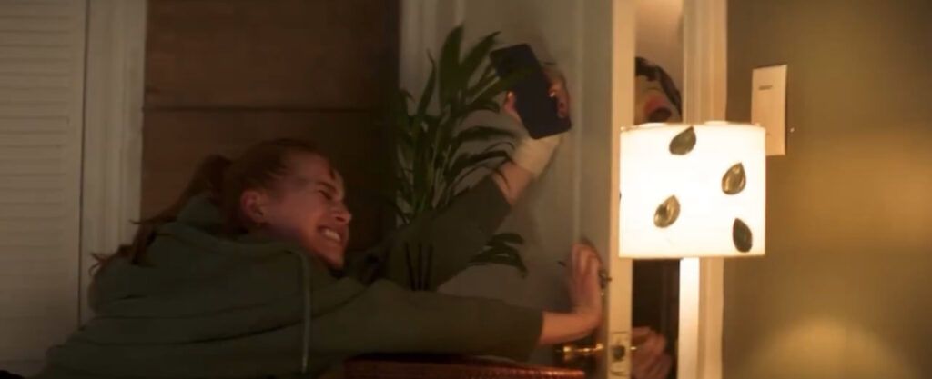 Madelaine Petsch en una escena de Strangers capítulo 2.