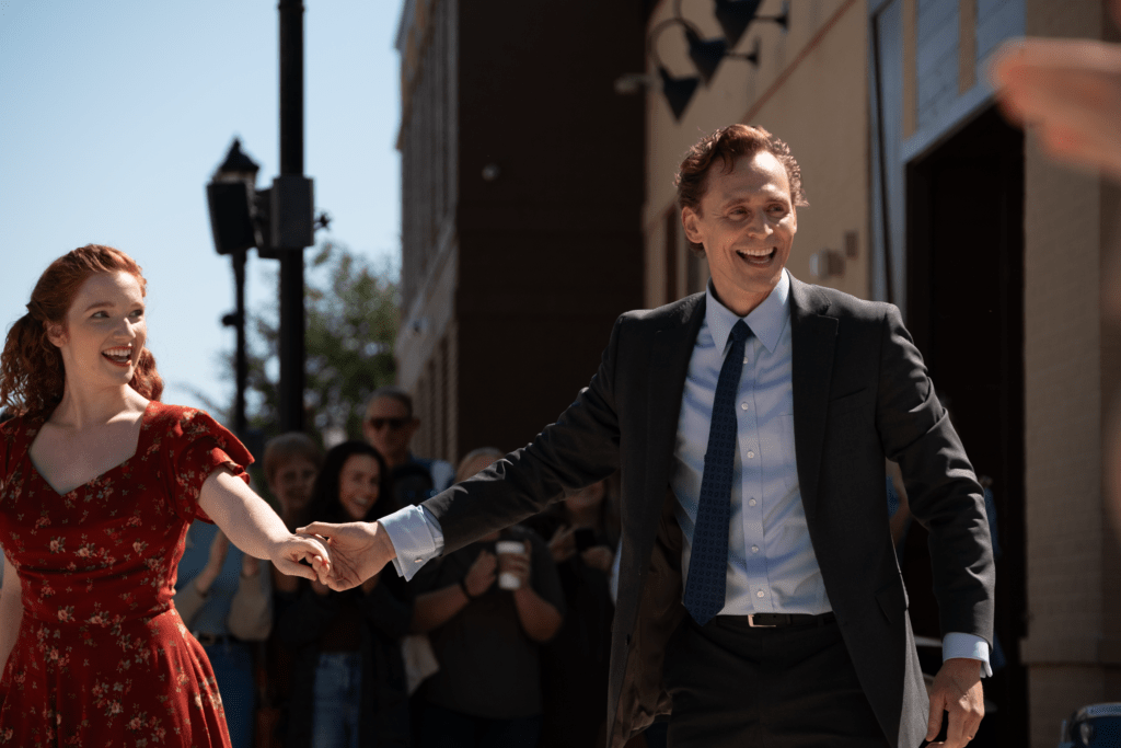 Tom Hiddleston y Annalise Basso en La vida de Chuck.