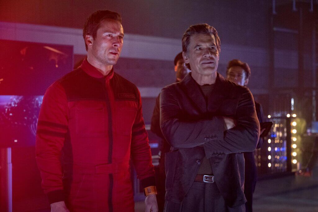 Glen Powell y Josh Brolin en The Running Man.