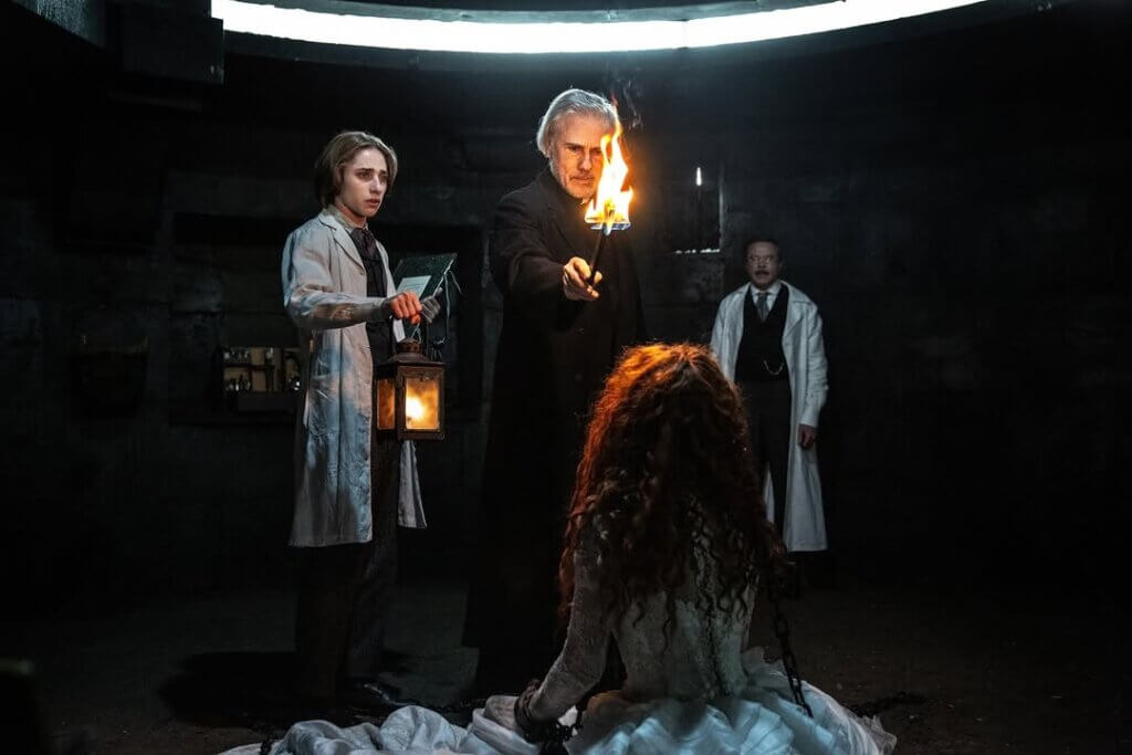 Raphael Luce, Christoph Waltz, Guillaume De Tonquédec y Matilda De Angelis en Drácula.