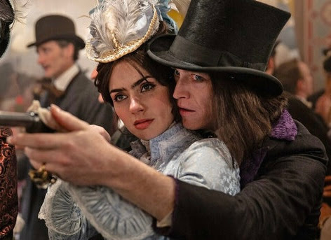 Caleb Landry Jones y Zoe Blëu en Drácula.