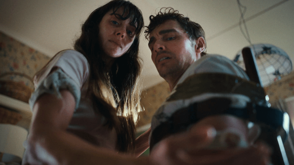 los protagonistas en una de las escenas más crudas de 'Together'.