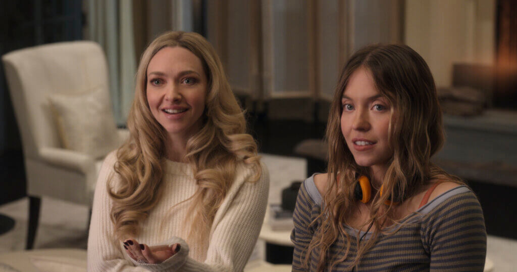Amanda Seyfried y Sydney Sweeney en La asistenta