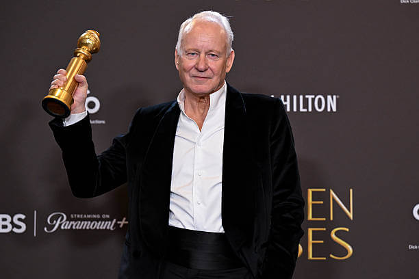 Stellan Skarsgård ganador a mejor actor de reparto por Valor Sentimental en los Globos de Oro 2026.