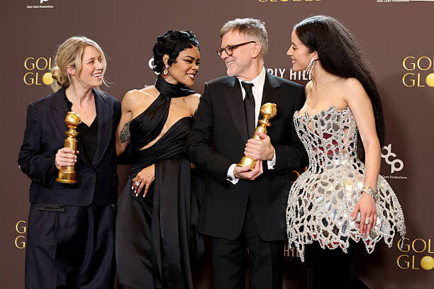 Sara Murphy, Teyana Taylor, Paul Thomas Anderson and Chase Infiniti ganadores a mejor película comedia/musical por Una batalla tras otra en los Globos de Oro 2026