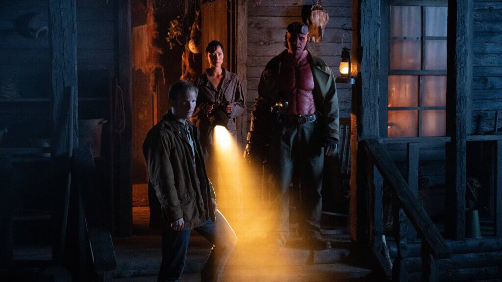 Jefferson White, Adeline Rudolph y Jack Kesy en Hellboy: el hombre retorcido.