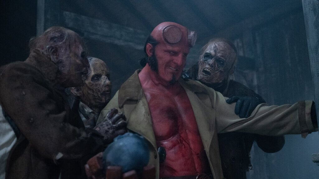 Jack Kesy emulando a Michael Jackson en Thriller en Hellboy: el hombre retorcido. 