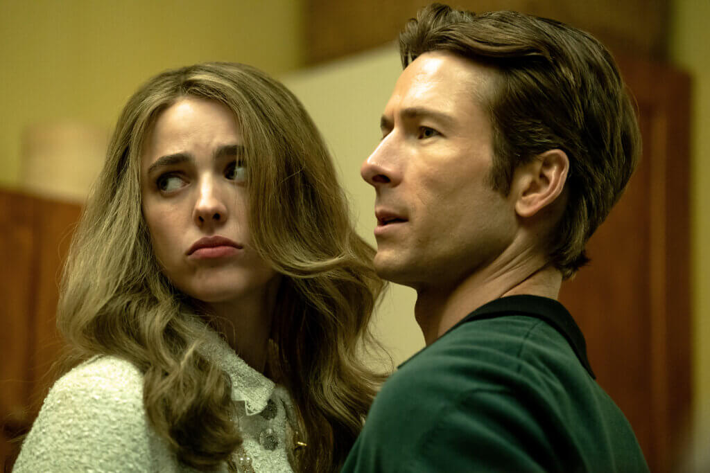 Margart Qualley y Glen Powell en Jugada Maestra.