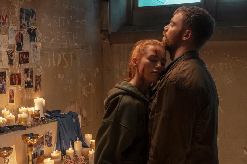 Madelaine Petsch y Gabriel Basso en Strangers: Capítulo final. 