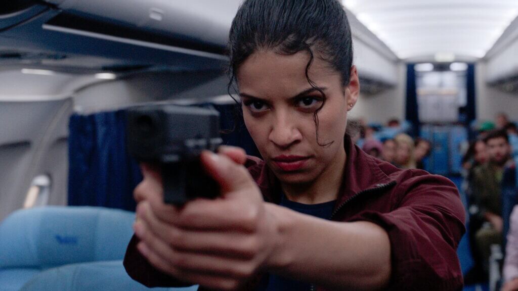 Boadicea Ricketts es Lauren la agente de seguridad en Black Box: vuelo 298