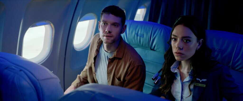 Tom Britttney y Holly Leena White en Black Box Vuelo 298.